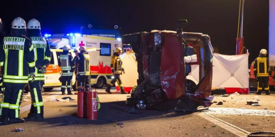 Die Feuerwehr ist nach dem Unfall auf der A3 im Einsatz. Foto: Michael Ehresmann/Wiesbaden112.de