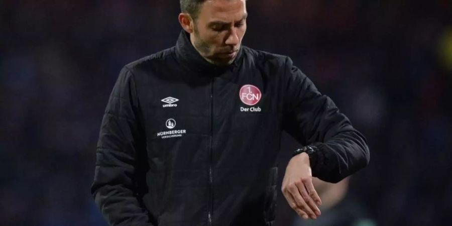 Hofft noch auf den Klassenverbleib: Nürnbergs Trainer Boris Schommers. Foto: Timm Schamberger