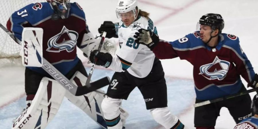 Hielt seinen Kasten gegen die San Jose Sharks sauber: Colorado-Goalie Philipp Grubauer (l). Foto: David Zalubowski/AP