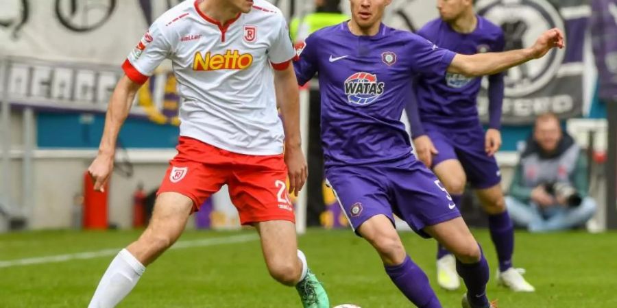 Jahn-Spieler Maximilian Thalhammer (l) und Clemens Fandrich von Aue kämpfen um den Ball. Foto: Armin Weigel