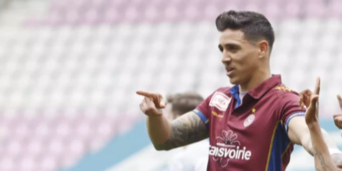 Chagas, Stürmer vom Servette FC zeigt an wohin es gehen soll. Chagas Servette FC