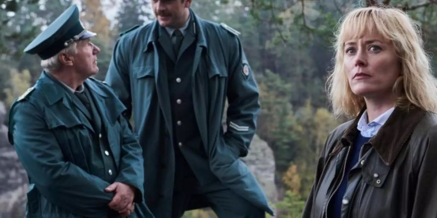 Bei den Mord-Ermittlungen bekommen die beiden DDR-Polizisten Lothar Wieditz (Jörg Schüttauf, l) und Karl Albers (Ronald Zehrfeld) Unterstützung von Nadja Paulitz (Silke Bodenbender). Foto: Julie Vrabelova/ZDF