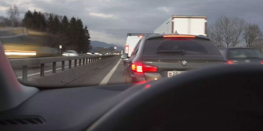Eine Autobahn mit Stau.