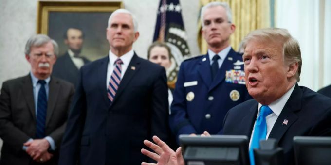 Trump im Oval Office an einer Konferenz. Donald Trump Oval Office