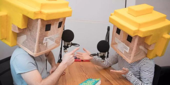 Max und Jakob reden in ihrem Podcast «Beste Freundinnen» über alles, was ihnen zum Thema Liebe und Sex einfällt. Foto: Jörg Carstensen Max und Jakob reden in ihrem Podcast «Beste Freundinnen» über alles, was ihnen zum Thema Liebe und Sex einfällt. Foto: Jörg Carstensen