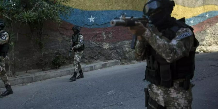 Mitglieder der Polizeispezialeinheit Faes patrouillieren im Antimano-Viertel In der Hauptstadt Caracas. Foto: Rodrigo Abd/AP