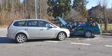 Zwei Autos sind beschädigt. Airbags sind ausgelöst