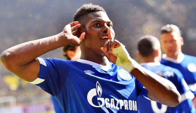 Schalke-Stürmer Breel Embolo feiert seinen Treffer gegen den BVB. Breel Embolo