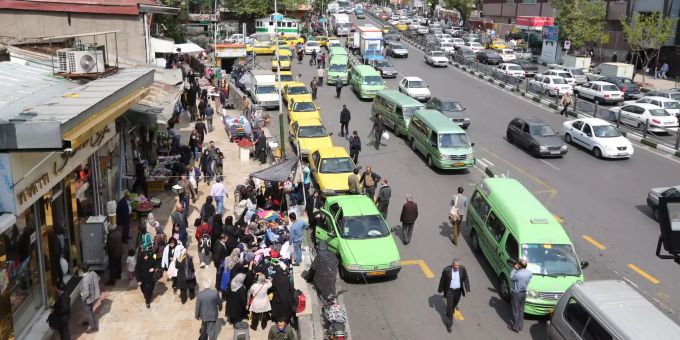 Iranische Shops in einer Strasse von Tehran. Daily life in Tehran