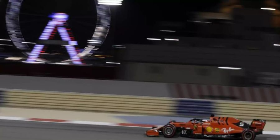 Spektakel in Bahrain: Ferrari-Pilot Sebastian Vettel dreht in Sakhir seine Runden. Foto: Luca Bruno/AP