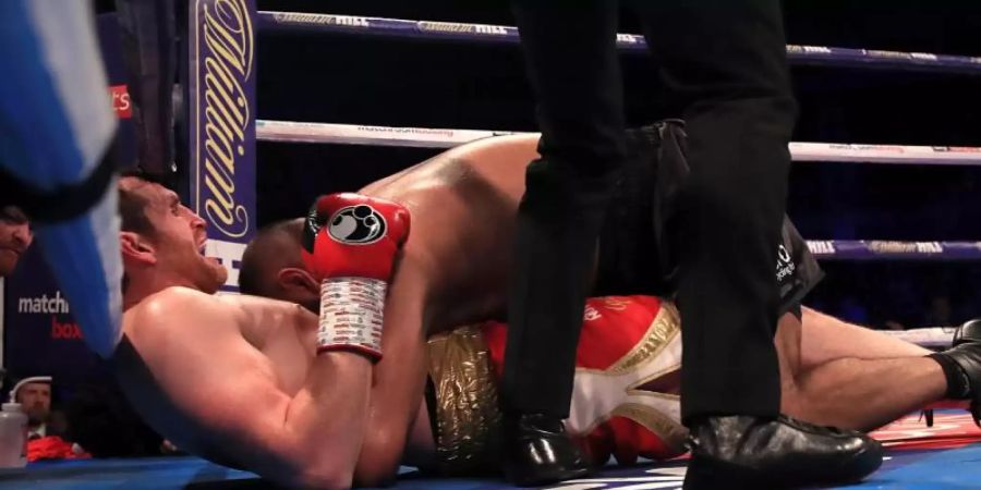 Kash Ali (oben) beisst David Price in den Bauch. Foto: Peter Byrne/PA Wire