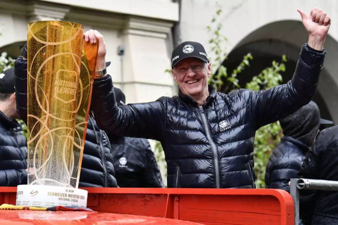 SCB-Trainer Kari Jalonen lässt sich mit dem Pokal feiern SCB Meisterfeier Kari Jalonen