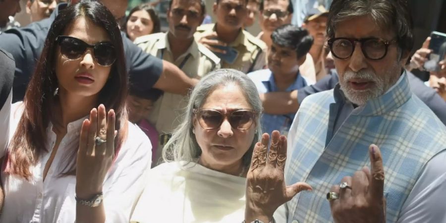 Bollywood-Stars bei der Stimmabgabe in Mumbai