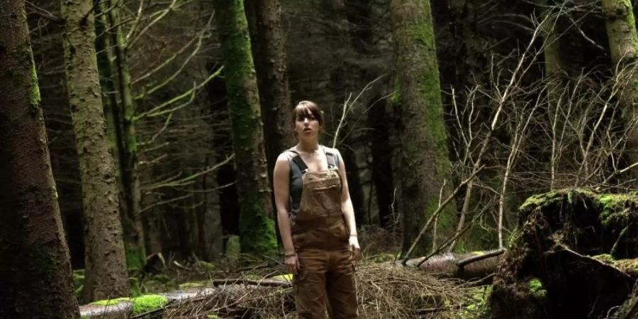 Nachdem ihr Sohn in den Wald gelaufen ist, entdeckt Sarah O'Neill (Seana Kerslake) dort ein mysteriöses Loch. Foto: -/Savage Productions
