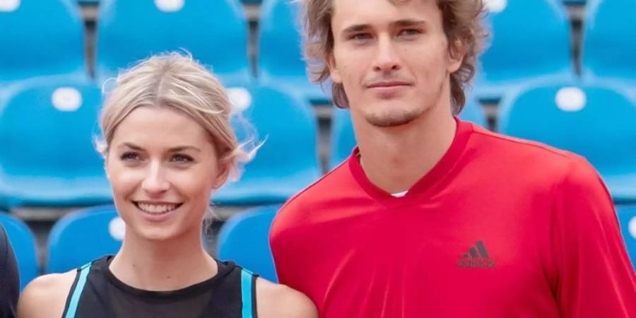 Alexander Zverev posiert neben Model und Moderatorin Lena Gercke in München für ein Foto. Foto: Sven Hoppe/dpa