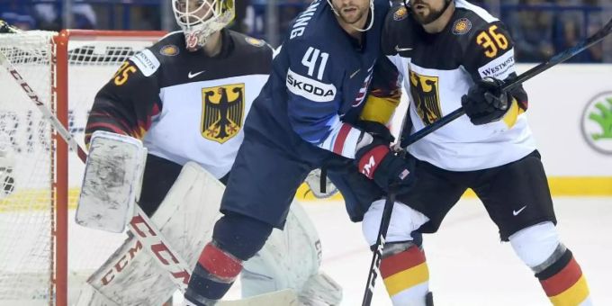 Yannic Seidenberg (r) und US-Spieler Luke Glendening im Zweikampf vor dem deutschen Tor. Foto: Monika Skolimowska Yannic Seidenberg (r) und US-Spieler Luke Glendening im Zweikampf vor dem deutschen Tor. Foto: Monika Skolimowska