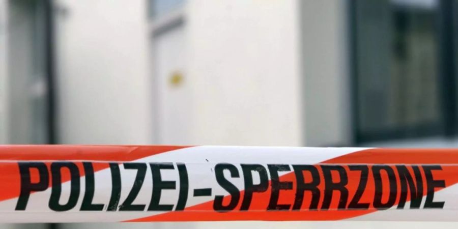 Ein Mann, der sich in einer Wohnung verschanzte, hat am Freitagmorgen in Herisau einen Grosseinsatz der Polizei ausgelöst. Archivbild