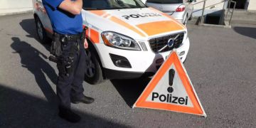 Polizist vor Polizeiwagen