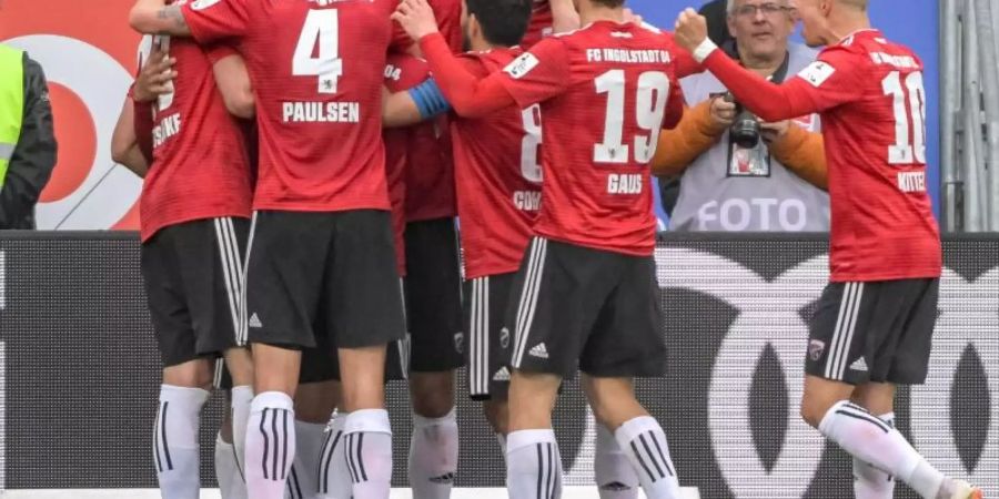 Die Mannschaft von Ingolstadt jubelt nach dem Treffer zum 2:0 gegen Darmstadt. Foto: Armin Weigel