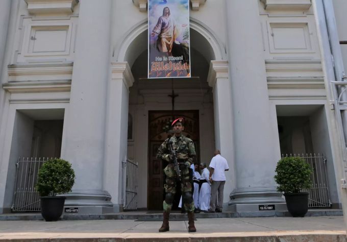 Ein Soldat bewacht die St. Lucia's Kathedrale (Archivbild). Sri Lanka Soldat