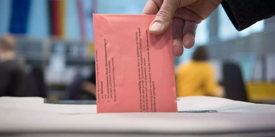 In der Briefwahlstelle des Bezirks Mitte nutzt ein Mann sein Stimmrecht zur Europawahl 2019. Foto: Jörg Carstensen/Illustration