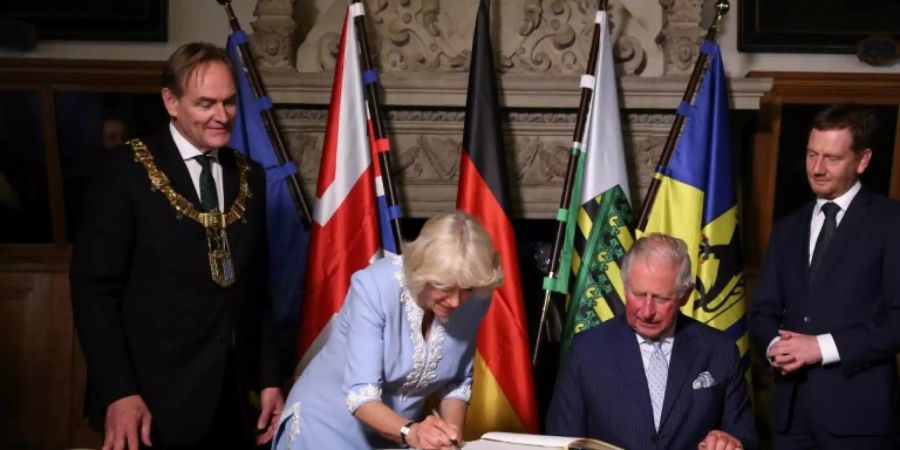 Burkhard Jung (links) beim jüngsten Besuch von Prinz Charles und Camilla
