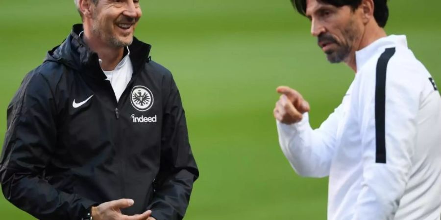 Gute Laune: Eintracht-Coach Adi Hütter (l) und Sportdirektor Bruno Hübner beim Abschlusstraining in Lissabon. Foto: Arne Dedert