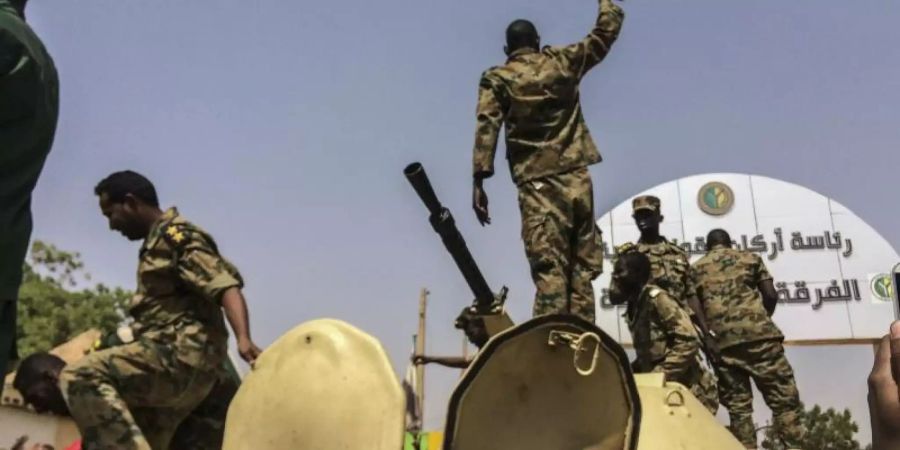 Eine vom Militär geführte Übergangsregierung soll innerhalb von zwei Jahren den Weg für Wahlen im Sudan bereiten. Foto: AP