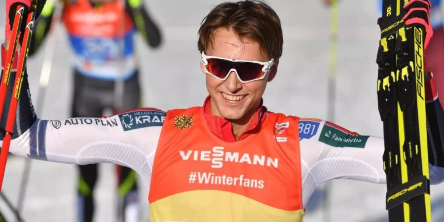 Sieger Jarl Magnus Riiber jubelt im Ziel über Gold bei der Nordischen Ski-WM in Seefeld. Foto: Hendrik Schmidt