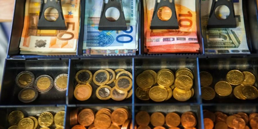 Eine Kasse mit Bargeld
