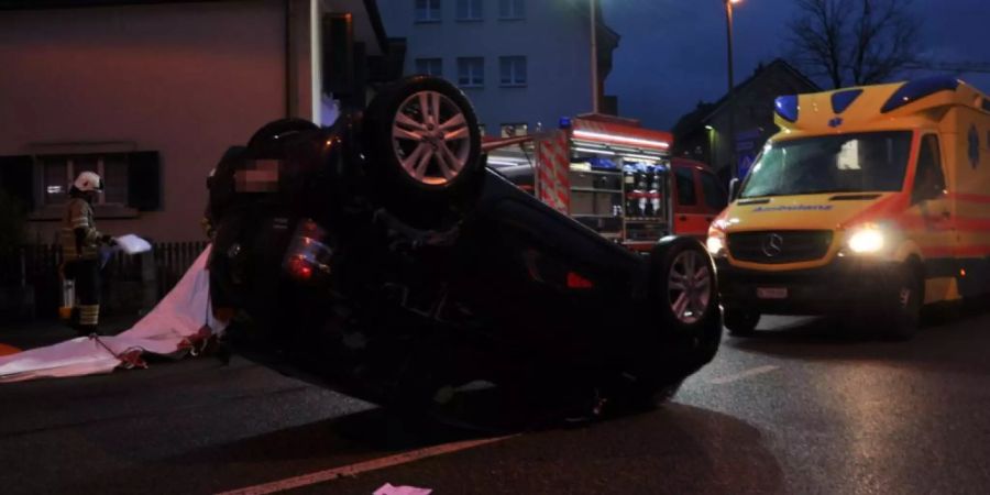 Bei einem spektakulären Selbstunfall hat sich ein Autofahrer im solothurnischen Breitenbach am Freitagabend verletzt.