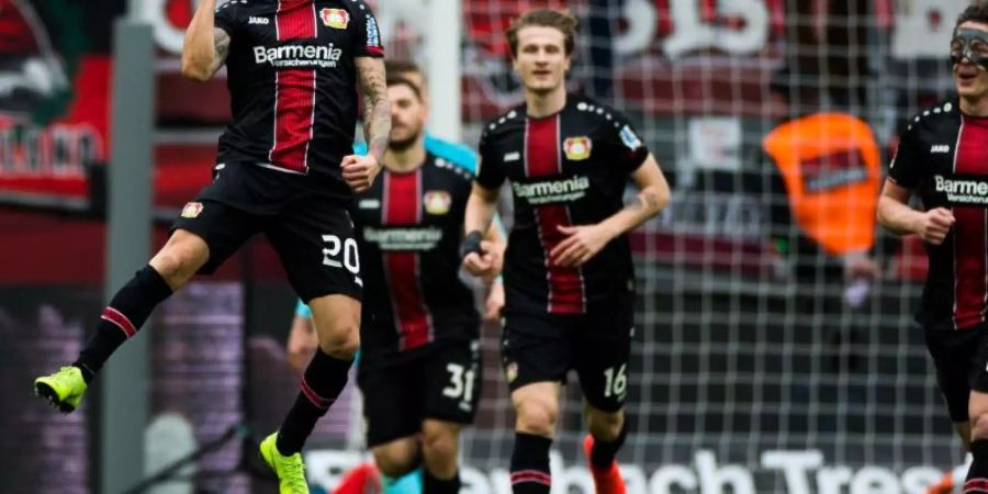 Leverkusens Charles Aranguiz (l) freut sich über sein Tor zum 1:0. Foto: Rolf Vennenbernd