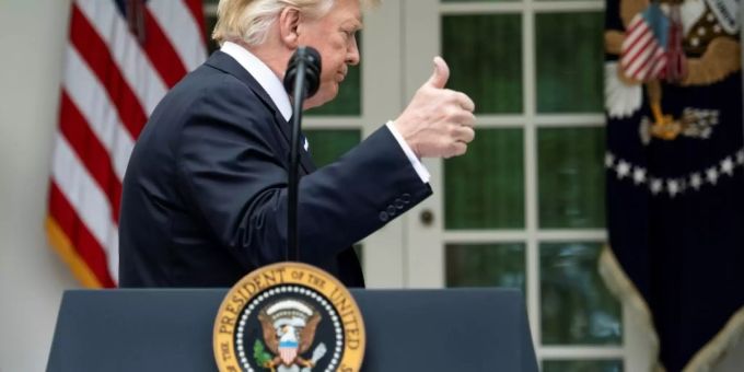 Trump gibt sich selbst ein «Daumen hoch» Trump gibt sich selbst ein «Daumen hoch»