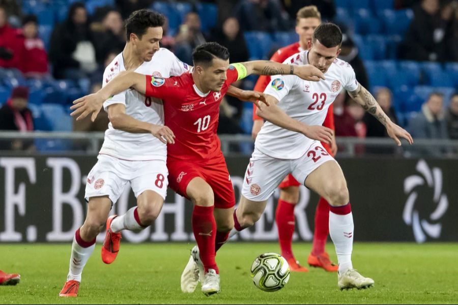 Es kommt anders. Beim Stand von 3:0 wird Granit Xhaka in der 79. Minute ausgewechselt.