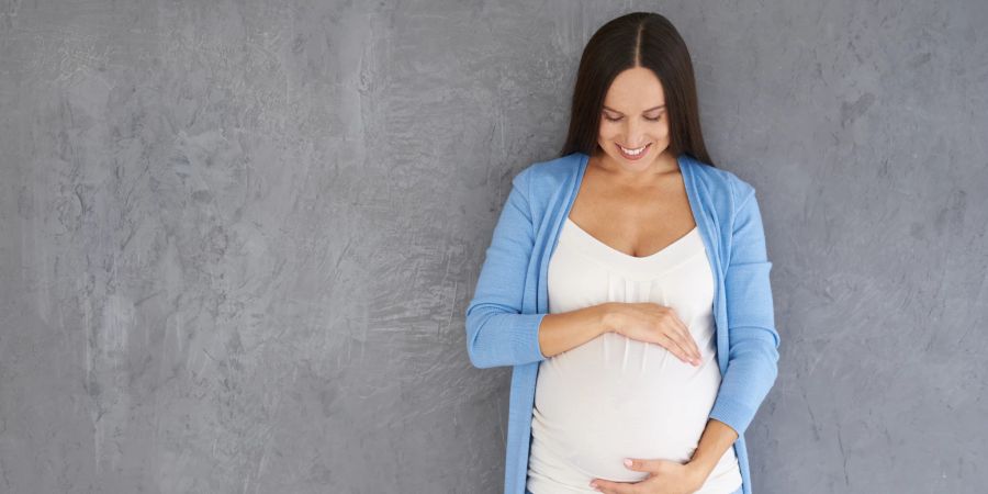 Durch die Schwangerschaft werden Hormone ausgeschüttet und die Blutzirkulation erhöht sich. Die Folge? Ein strahlender Teint und rosige Wangen.
