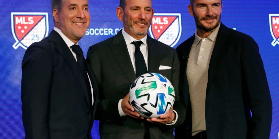 David Beckham (r) und Jorge Mas (l), Mitbesitzer von Inter Miami CF, stehen neben Don Garber, dem Major League Soccer-Kommissar.
