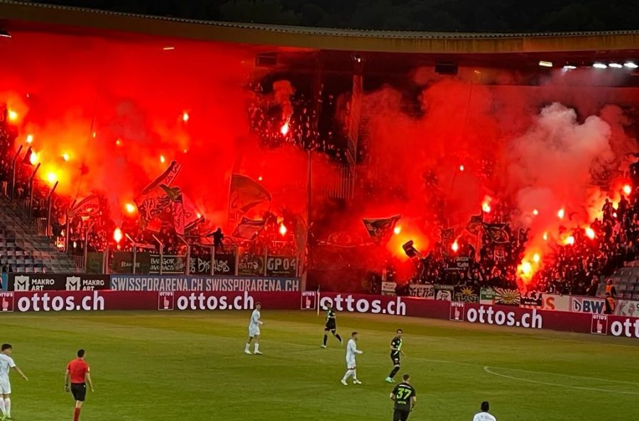 Die Fans des FC St.Gallen zünden zahlreiche Pyros.