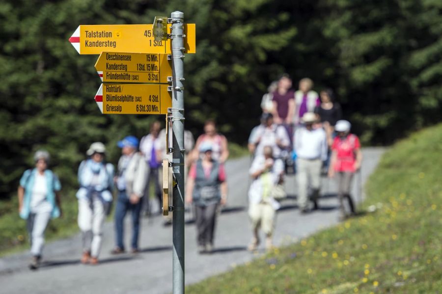 Von der Mittelstation beträgt die Wanderzeit zum Oeschinensee etwa eine Stunde.