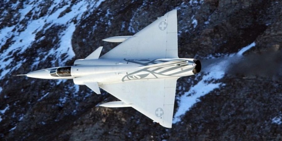 Eine Mirage III überfliegt die Axalp ob Brienz BE anlässlich der traditionellen Flug-Show der Schweizer Luftwaffe, am Freitag, 10. Oktober 2003.