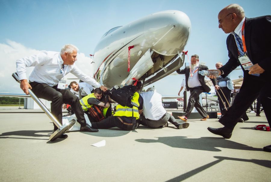 Klimaaktivisten Greenpeace Flughafen Genf