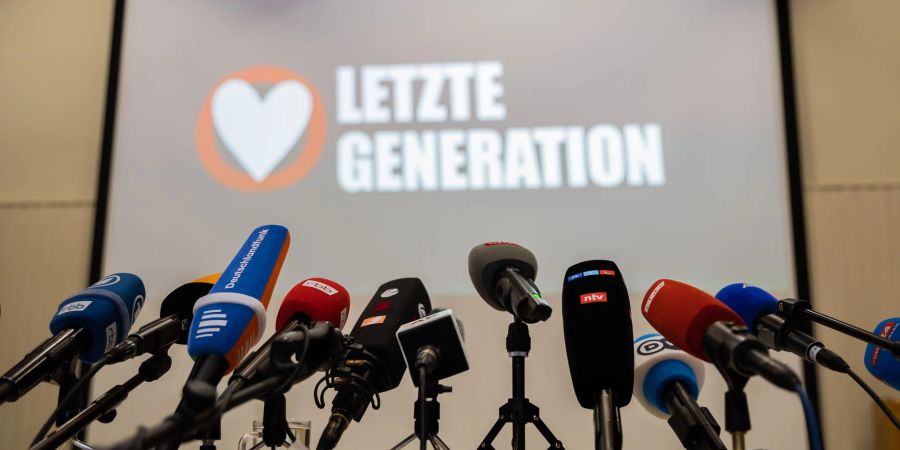 Die Klimaschutz-Aktivisten lenken mit Klebeaktionen an Kunstwerken und Verkehrsblockaden Aufmerksamkeit auf sich.