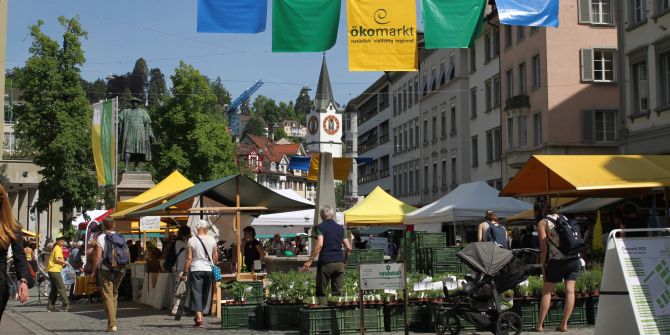 Menschen auf einem Markt.