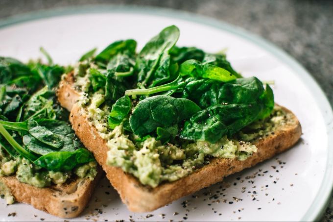 Gute Kombi: Spinat mit Avocado auf einem Vollkorntoast. Spinatoast