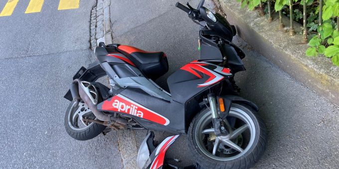 Glarus: Kollision zwischen Auto und Roller Unfall in Glarus