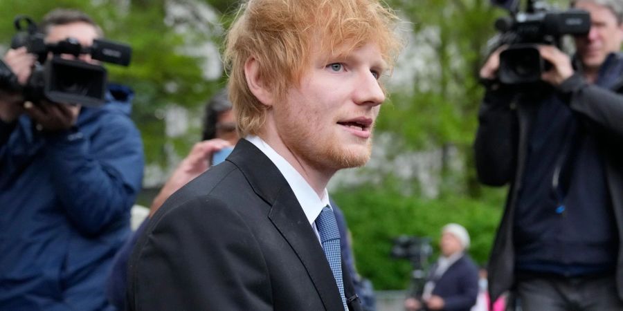 Ed Sheeran verlässt das New Yorker Bundesgericht, nachdem er seinen Prozess gewonnen hat.