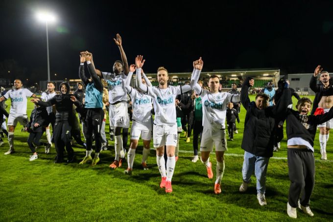 Die Yverdon-Spieler feiern nach dem Sieg gegen Xamax am 7. April gemeinsam mit den Fans. yverdon sport Challenge League