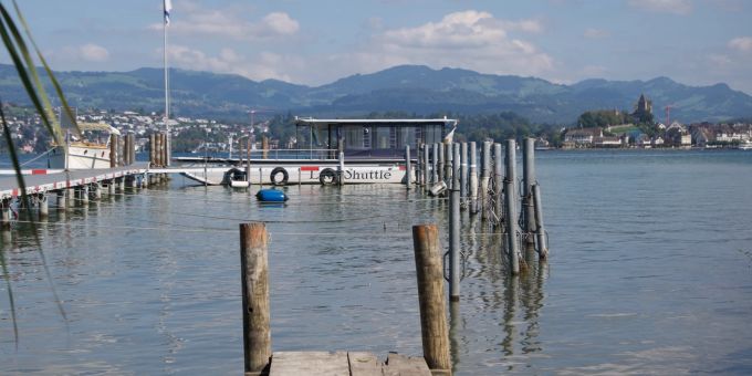 Der Lütz-Shuttle fährt ab Juni 2023. Shuttle-Boot auf einem See.