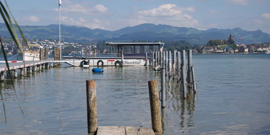 Shuttle-Boot auf einem See.