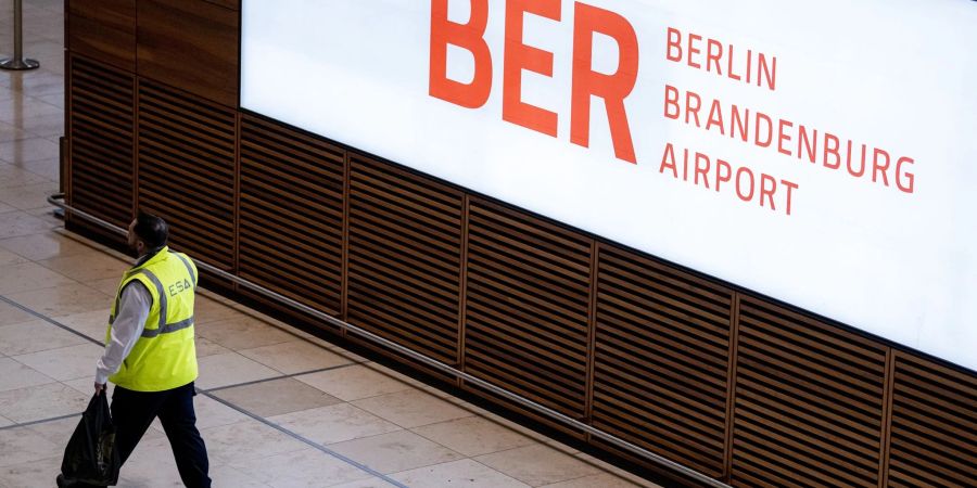 Die Halle am Terminal 1 bleibt bei Warnstreiks von Verdi am BER-Flughafen fast leer.