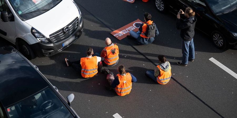 Aktivisten blockieren am Morgen die A100 in Berlin.